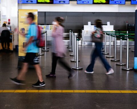 Passageiros no saguão do Aeroporto de Brasília. Foto: Marcello Casal Jr, Agência Brasil