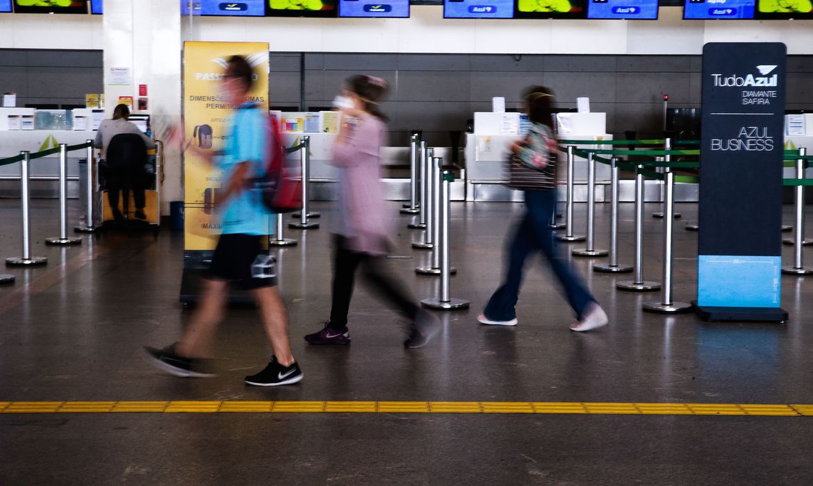 Passageiros no saguão do Aeroporto de Brasília. Foto: Marcello Casal Jr, Agência Brasil