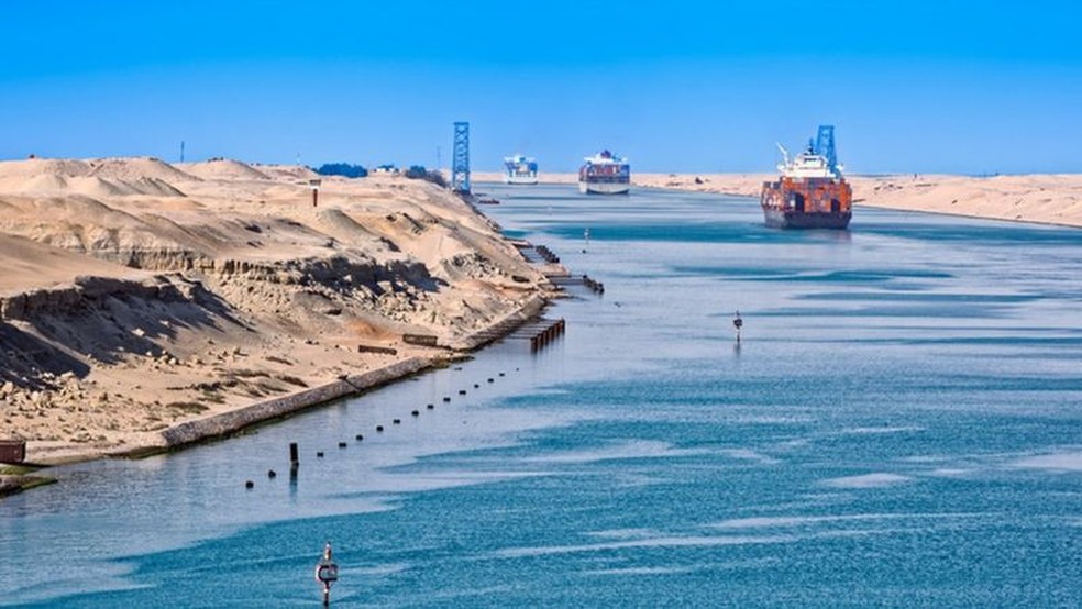 Cargueiro encalhado no Canal de Suez pode piorar crise econômica global