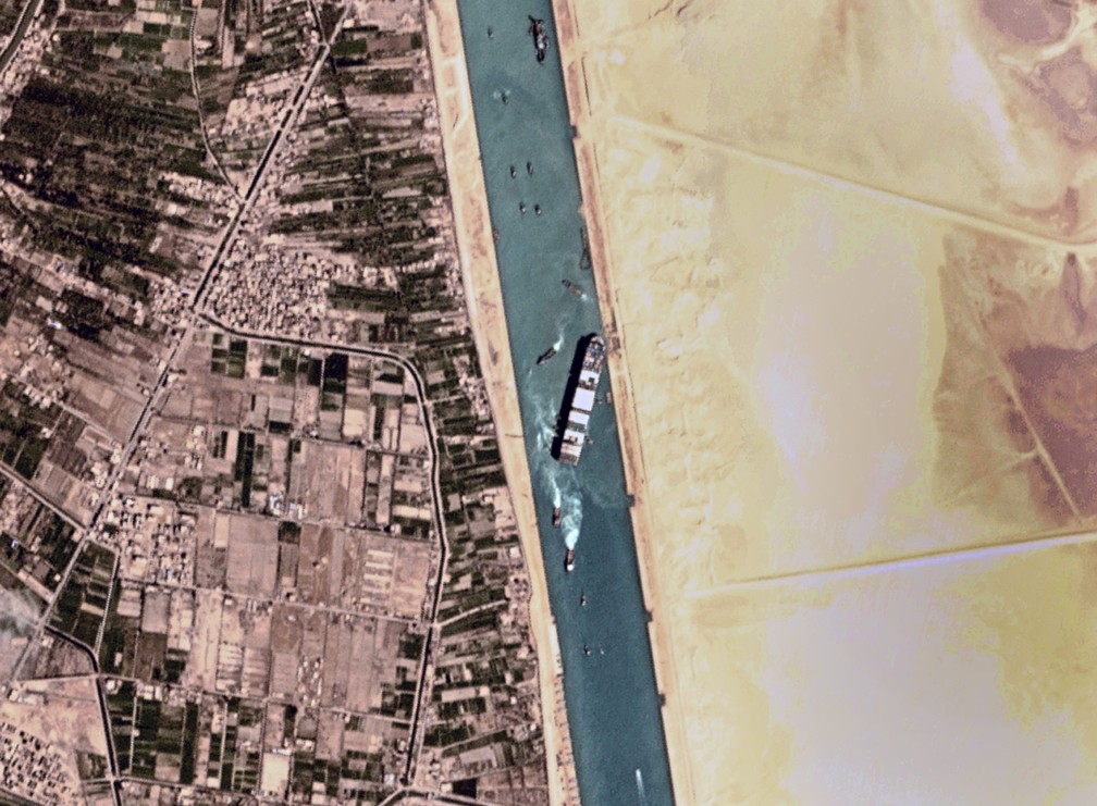 Foto de satélite da manhã desta segunda (29) mostra o Ever Given flutuando parcialmente horas antes de desencalhar totalmente da margem e voltar a navegar pelo Canal de Suez