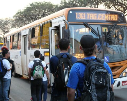 Ônibus voltam a circular no DF.