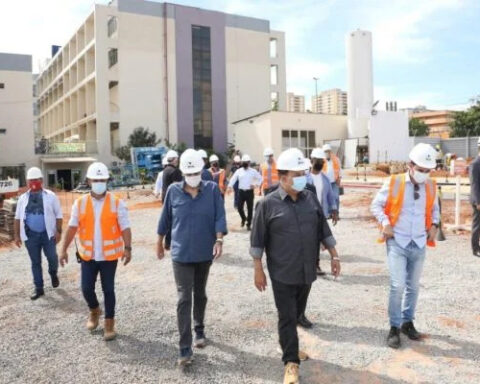 Ibaneis visita obras de hospital em Samambaia