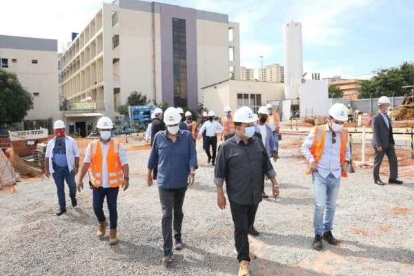 Ibaneis visita obras de hospital em Samambaia