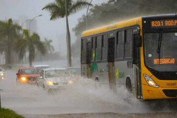 Combate aos efeitos das chuvas no DF. Foto: Rafaela Felicciano/Metrópoles