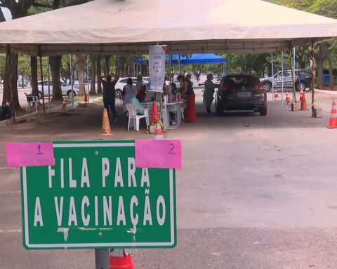 Fila para vacinação contra Covid-19 no Parque da Cidade, nesta segunda-feira (12). — Foto: TV Globo/Reprodução