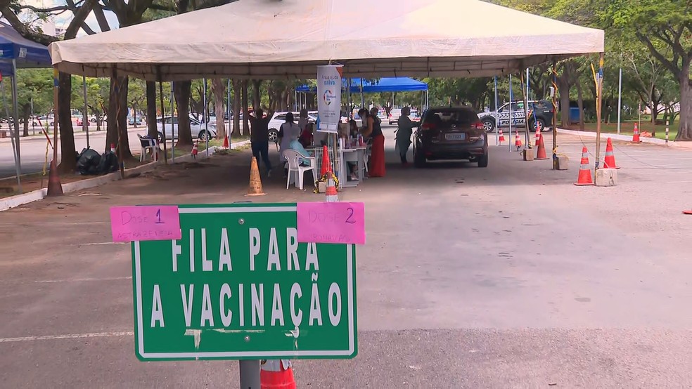 Fila para vacinação contra Covid-19 no Parque da Cidade, nesta segunda-feira (12). — Foto: TV Globo/Reprodução