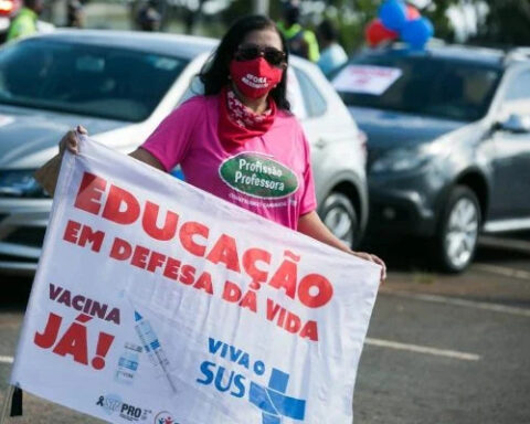 Professores da rede pública e privada serão vacinados juntos.