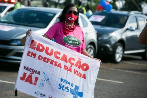 Professores da rede pública e privada serão vacinados juntos.