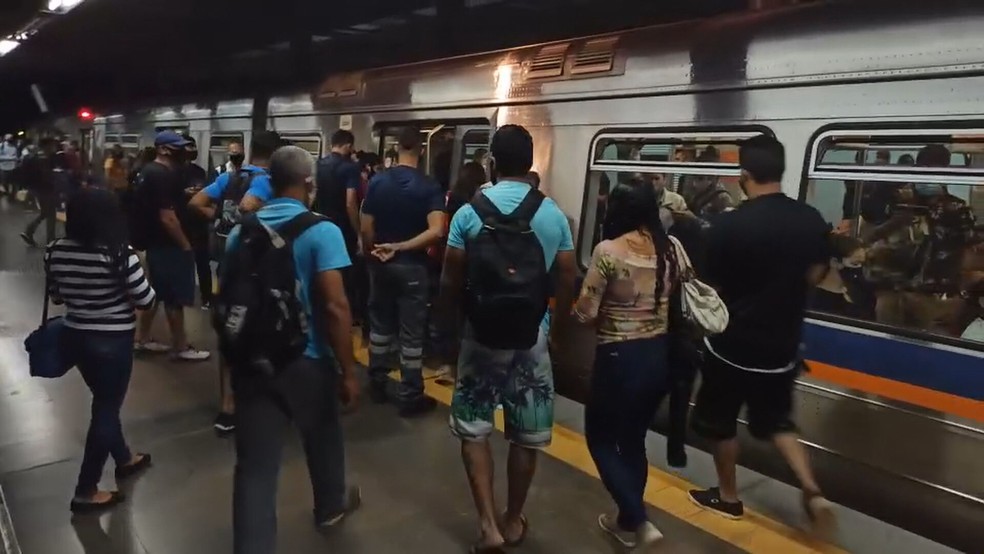 Passageiros embarcam no metrô, na estação Ceilândia Centro