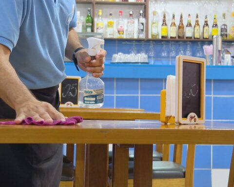 Venda de bebidas: Bar no Distrito Federal se prepara para receber clientes com higienização das mesas. — Foto: TV Globo/Reprodução