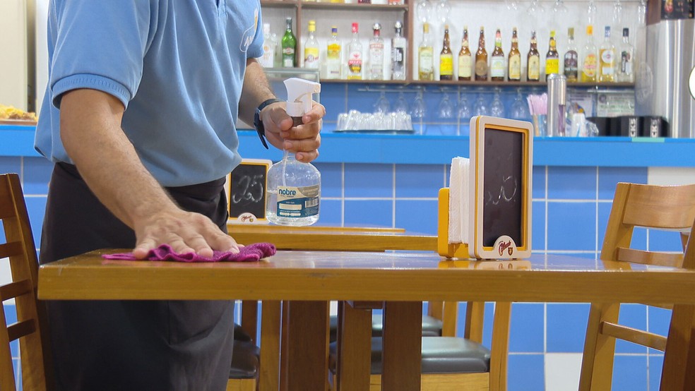 Venda de bebidas: Bar no Distrito Federal se prepara para receber clientes com higienização das mesas. — Foto: TV Globo/Reprodução