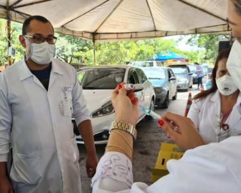 Vacinação dos profissionais de saúde. Foto: Nathália Cardin