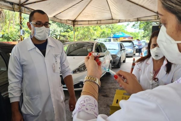 Vacinação dos profissionais de saúde. Foto: Nathália Cardin