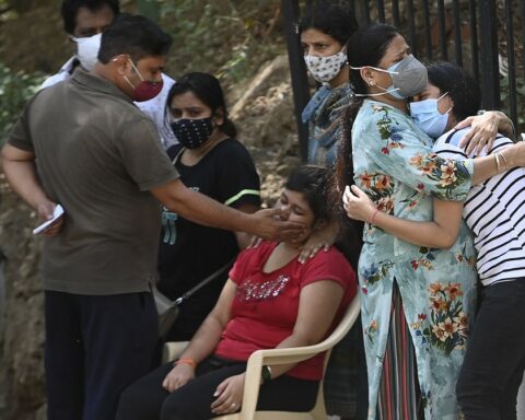 Pandemia: Índia supera 300 mil mortos