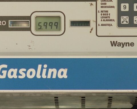 Gasolina chega a quase 6 reais no DF