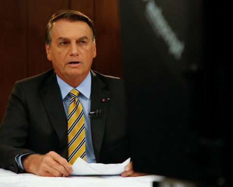 Bolsonaro anuncia vacinação para todos até dezembro