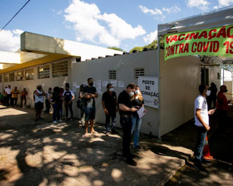 Vacinação: Secretaria de Saúde espera receber 56,7 mil doses de imunizantes nesta quarta. Grupo deve agendar atendimento. Foto: Myke Sena