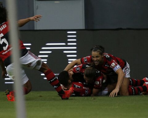 O rival do Flamengo nas quartas de final sai nesta quinta, em duelo entre Internacional e Olimpia em POA. Foto: Adriano Machado / Pool / AFP