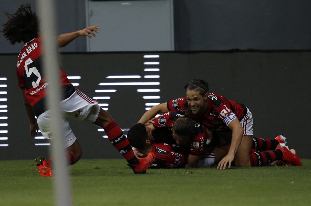 O rival do Flamengo nas quartas de final sai nesta quinta, em duelo entre Internacional e Olimpia em POA. Foto: Adriano Machado / Pool / AFP