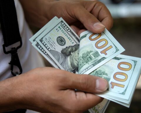 Dólar: Bolsa caiu para o menor nível desde o fim de maio. Foto: Reuters/Nazanin Tabatabaee/West Asia News Agency