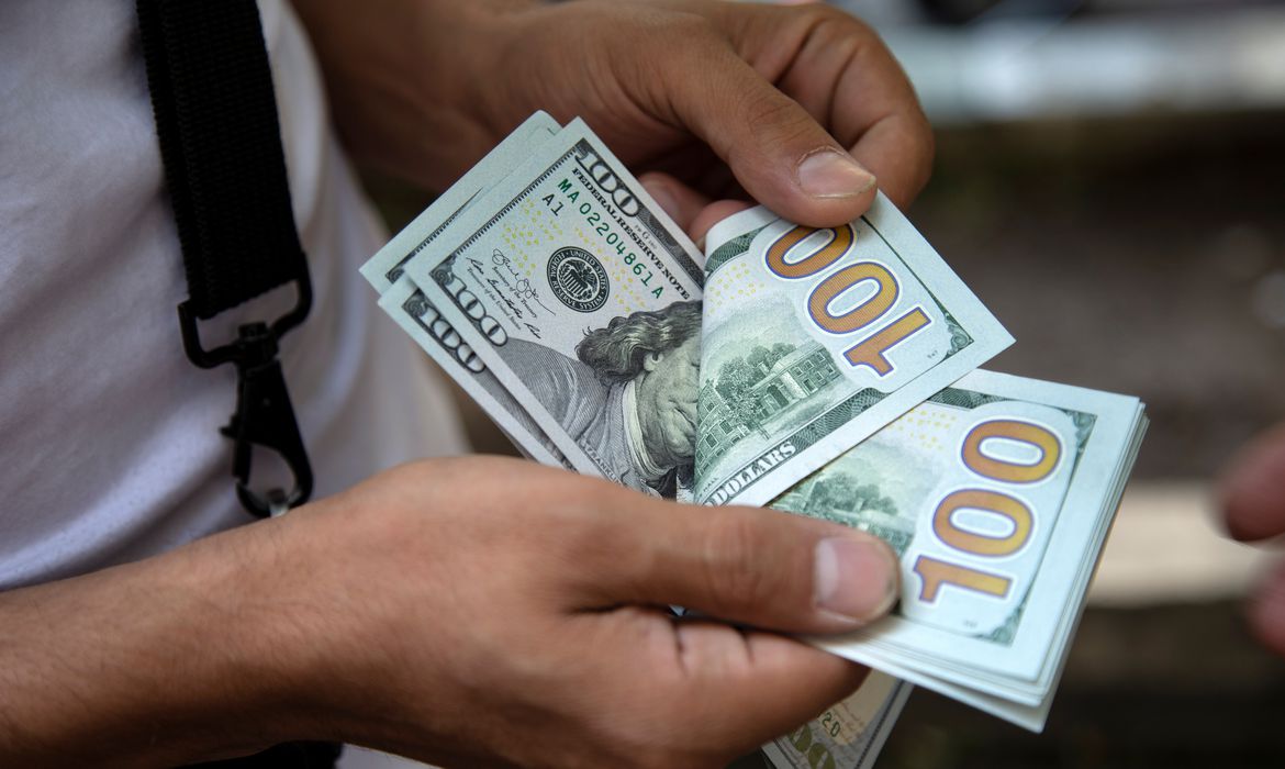 Dólar: Bolsa caiu para o menor nível desde o fim de maio. Foto: Reuters/Nazanin Tabatabaee/West Asia News Agency