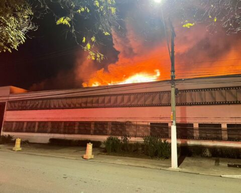 Bombeiros informaram que não houve vítimas no incêndio. Foto: Twitter/Divulgação