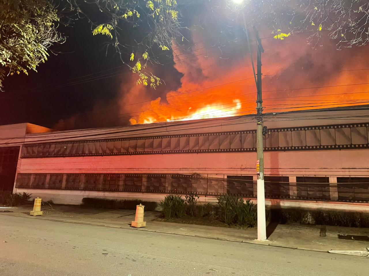 Bombeiros informaram que não houve vítimas no incêndio. Foto: Twitter/Divulgação