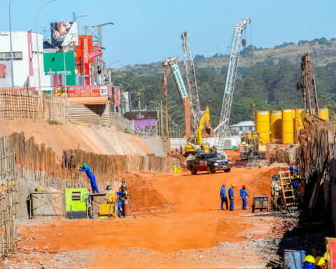 Túnel: Apoios para vigas e lajes da passagem estão sendo montados. Obra custa R$ 275,7 mi e gera 1,7 mil empregos. Foto: Paulo H. Carvalho/Agência Brasília