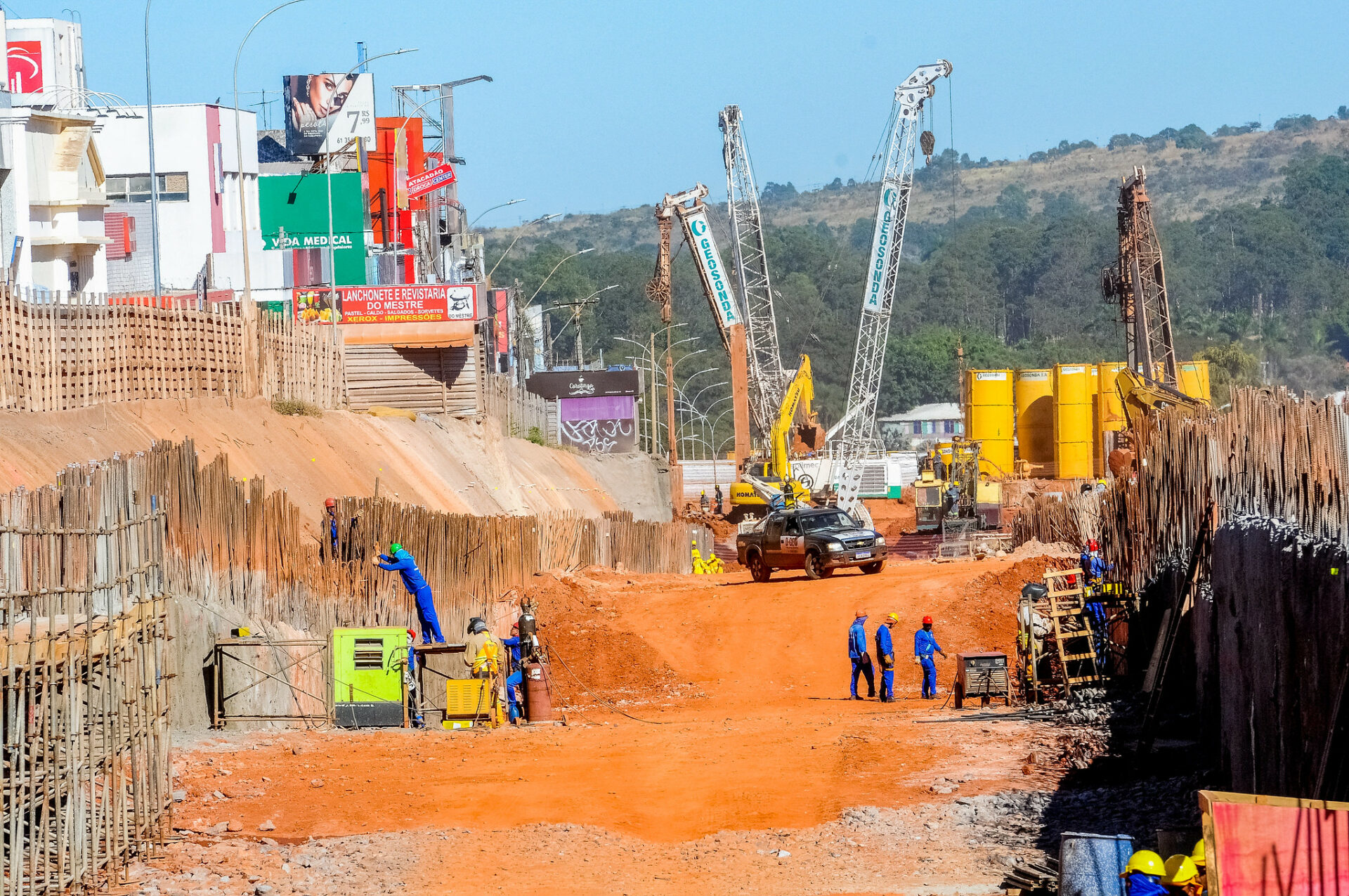 Túnel: Apoios para vigas e lajes da passagem estão sendo montados. Obra custa R$ 275,7 mi e gera 1,7 mil empregos. Foto: Paulo H. Carvalho/Agência Brasília