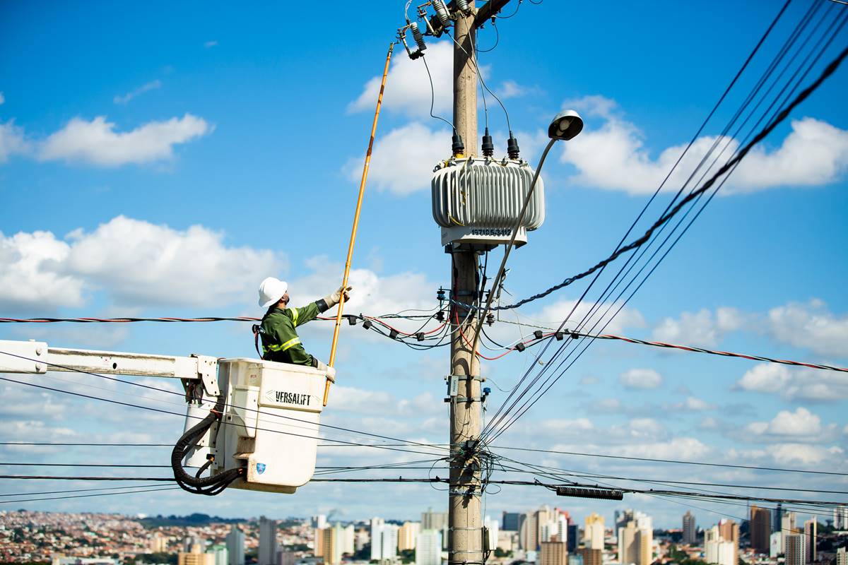 Para que a manutenção seja realizada em segurança, alguns pontos ficarão temporariamente sem energia. Confira quais são. Foto: Divulgação/Neoenergia