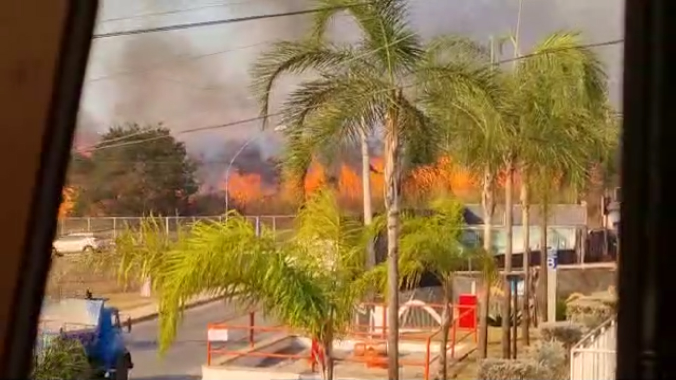 Bombeiros do DF atuaram por 4h30 para apagar incêndio próximo ao Setor Noroeste. Foto: Reprodução