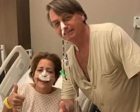 Bolsonaro: Em foto postada nas redes, Michelle mostra Jair de pé, ao lado de outra paciente, e caracteriza: “custoso demais”. Foto: Reprodução/Instagram