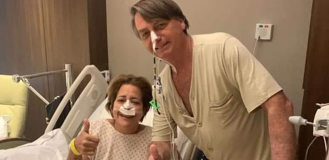 Bolsonaro: Em foto postada nas redes, Michelle mostra Jair de pé, ao lado de outra paciente, e caracteriza: “custoso demais”. Foto: Reprodução/Instagram