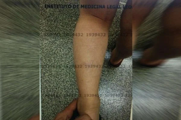 Denúncia: Ele deixava a criança de joelhos com os braços para o alto durante horas, até ela chorar e vomitar. Foto: Divulgação