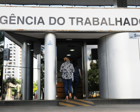 Ofertas de vaga de trabalho auxiliam na baixa da taxa de desemprego, que caiu 2,9 pontos percentuais. Foto: Paulo H. Carvalho / Agência Brasília