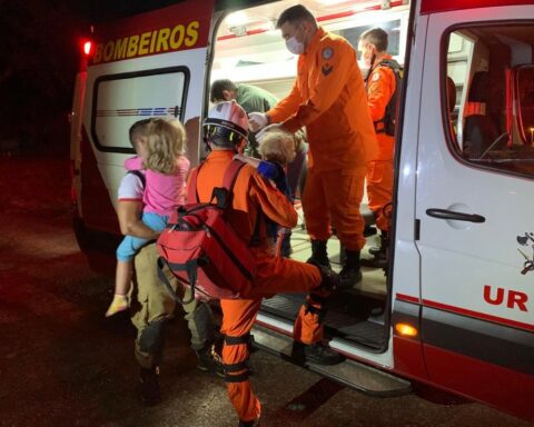 Pai das crianças teve queimaduras de 2º grau, mas filhos saíram ilesos. Foto: Divulgação