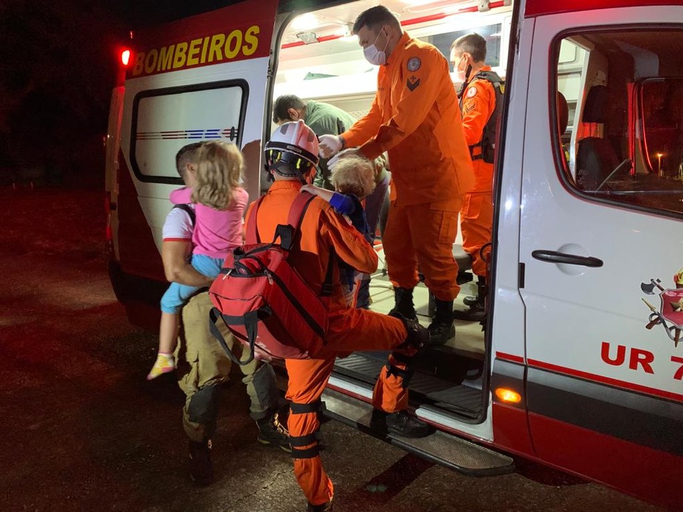 Pai das crianças teve queimaduras de 2º grau, mas filhos saíram ilesos. Foto: Divulgação