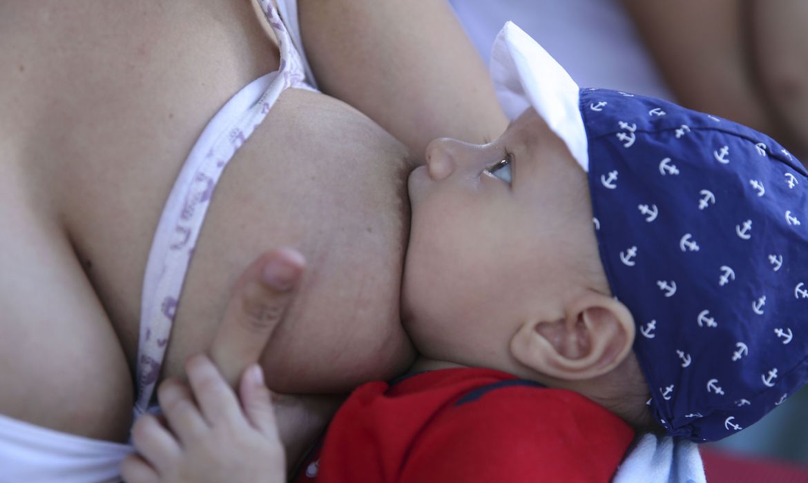 Com anticorpos, amamentação pode ajudar a prevenir doenças em recém-nascidos. Foto: Valter Campanato/Agência Brasil