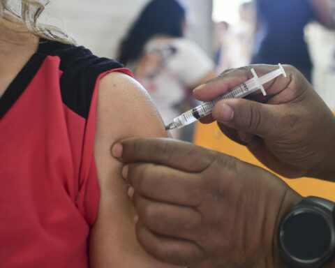 Vacinação: Saúde vacinou 74.962 pessoas com a 1ª dose, 10.629 com a 2ª e 319 com a dose única. Foto: Andre Borges/Agência Brasília.