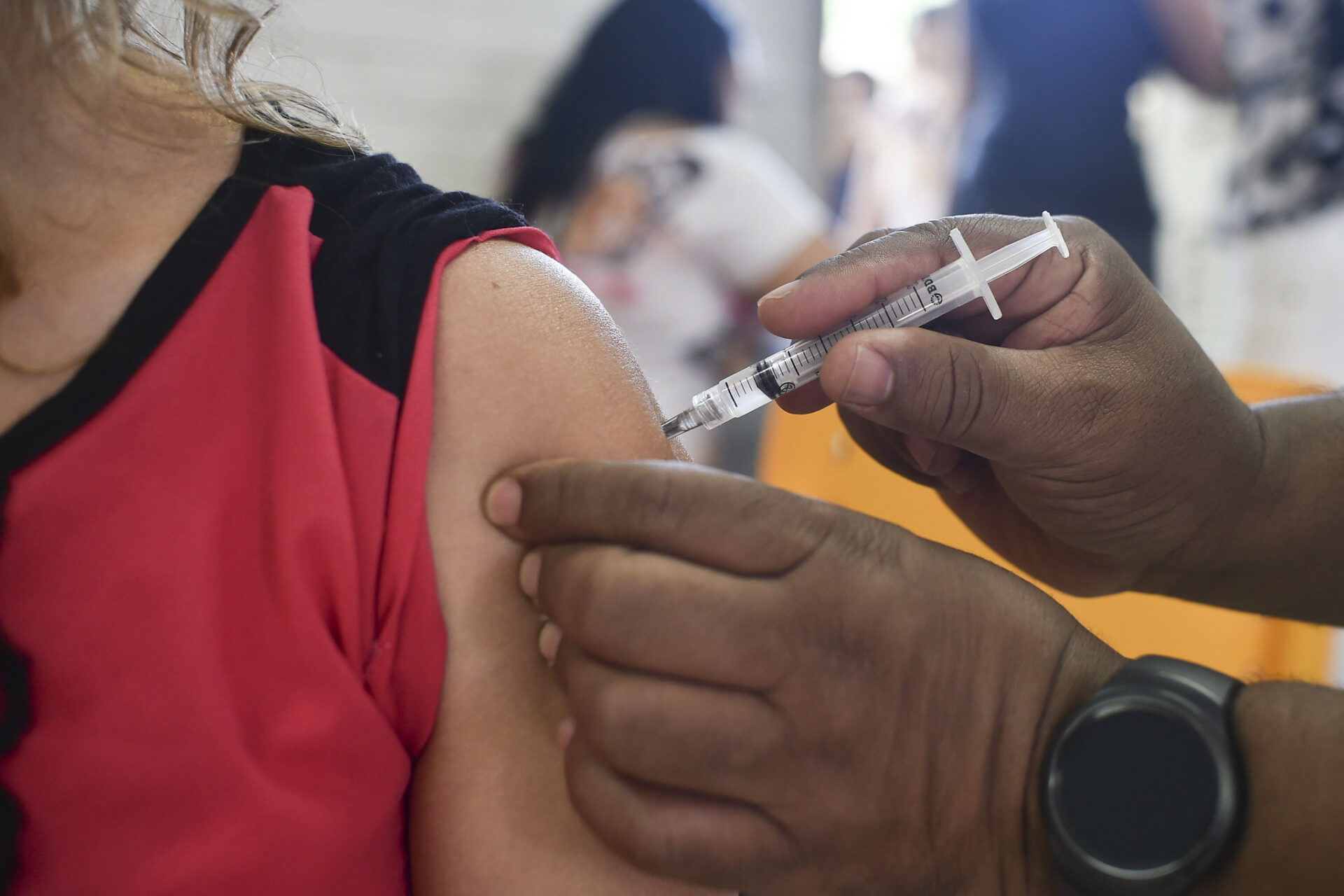 Vacinação: Saúde vacinou 74.962 pessoas com a 1ª dose, 10.629 com a 2ª e 319 com a dose única. Foto: Andre Borges/Agência Brasília.