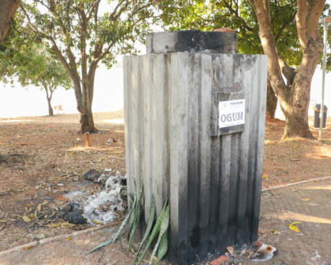 Governador visitou local e se comprometeu a recuperar estátua queimada na Praça dos Orixás. Foto: Renato Alves / Agência Brasília