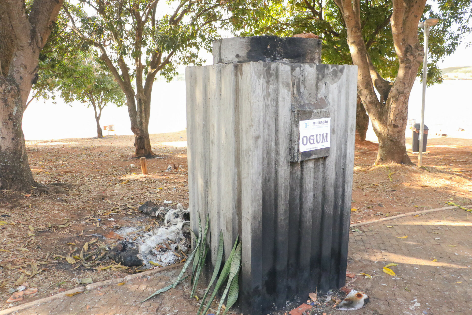 Governador visitou local e se comprometeu a recuperar estátua queimada na Praça dos Orixás. Foto: Renato Alves / Agência Brasília