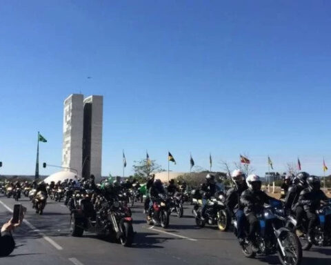 Apoiadores se reuniram em frente ao Palácio do Planalto para acompanhar o presidente em motociata. Foto: Sarah Paes/Esp. CB/D.A Press