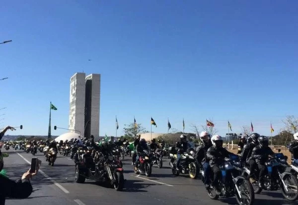 Apoiadores se reuniram em frente ao Palácio do Planalto para acompanhar o presidente em motociata. Foto: Sarah Paes/Esp. CB/D.A Press