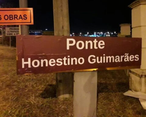 Ponte: Estudantes colocaram adesivo com nome de líder contra ditadura sobre a placa que leva nome de ditador. Foto: Divulgação