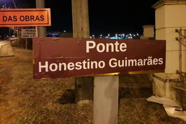 Ponte: Estudantes colocaram adesivo com nome de líder contra ditadura sobre a placa que leva nome de ditador. Foto: Divulgação