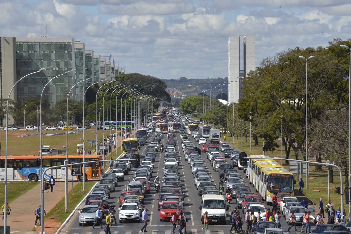 Detran-DF: Automóveis com placas com algarismos finais 1 e 2 devem ser licenciados até 30 de setembro. Foto: Arquivo/AVB/Hédio Ferreira Júnior