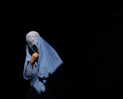 “Não toquem nas minhas roupas” é o slogan da campanha. Foto: Reuters/Ahmad Masood/AgBR