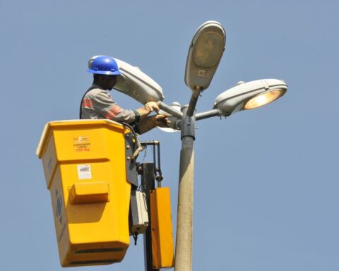 Energia: serão realizados serviços de manutenção, como poda de árvores, troca de cabos, postes e componentes elétricos. Foto: Agência Brasília