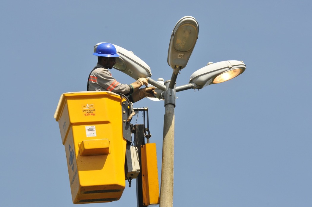 Energia: serão realizados serviços de manutenção, como poda de árvores, troca de cabos, postes e componentes elétricos. Foto: Agência Brasília